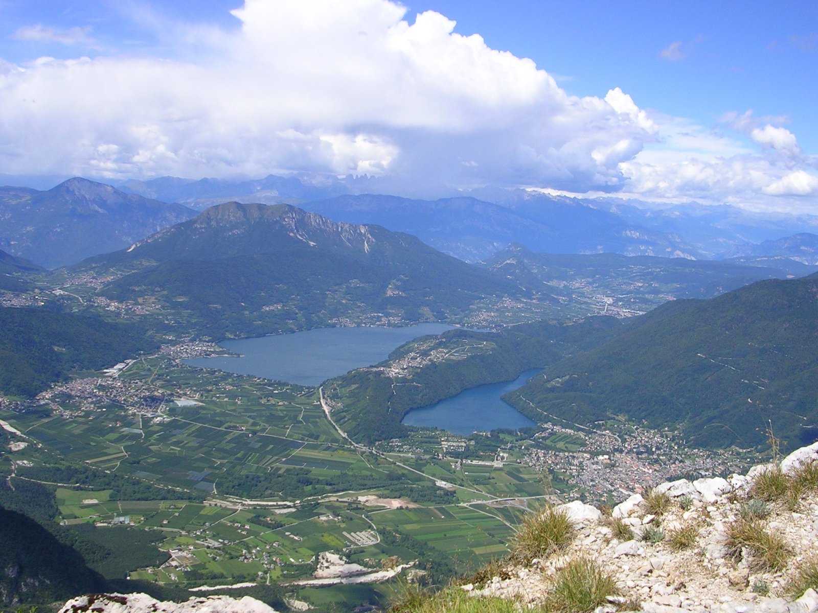 Veduta panoramica dell'Alta Valsugana con i laghi di Levico e Caldonazzo, Trentino
