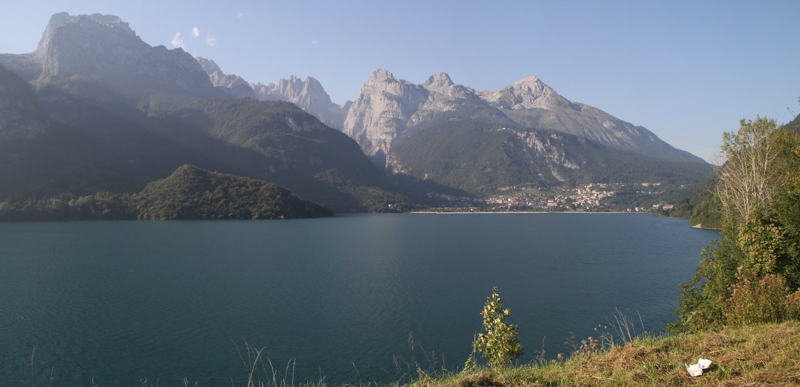 Il lago di Caldonazzo visto dal versante orientale in giornata estiva